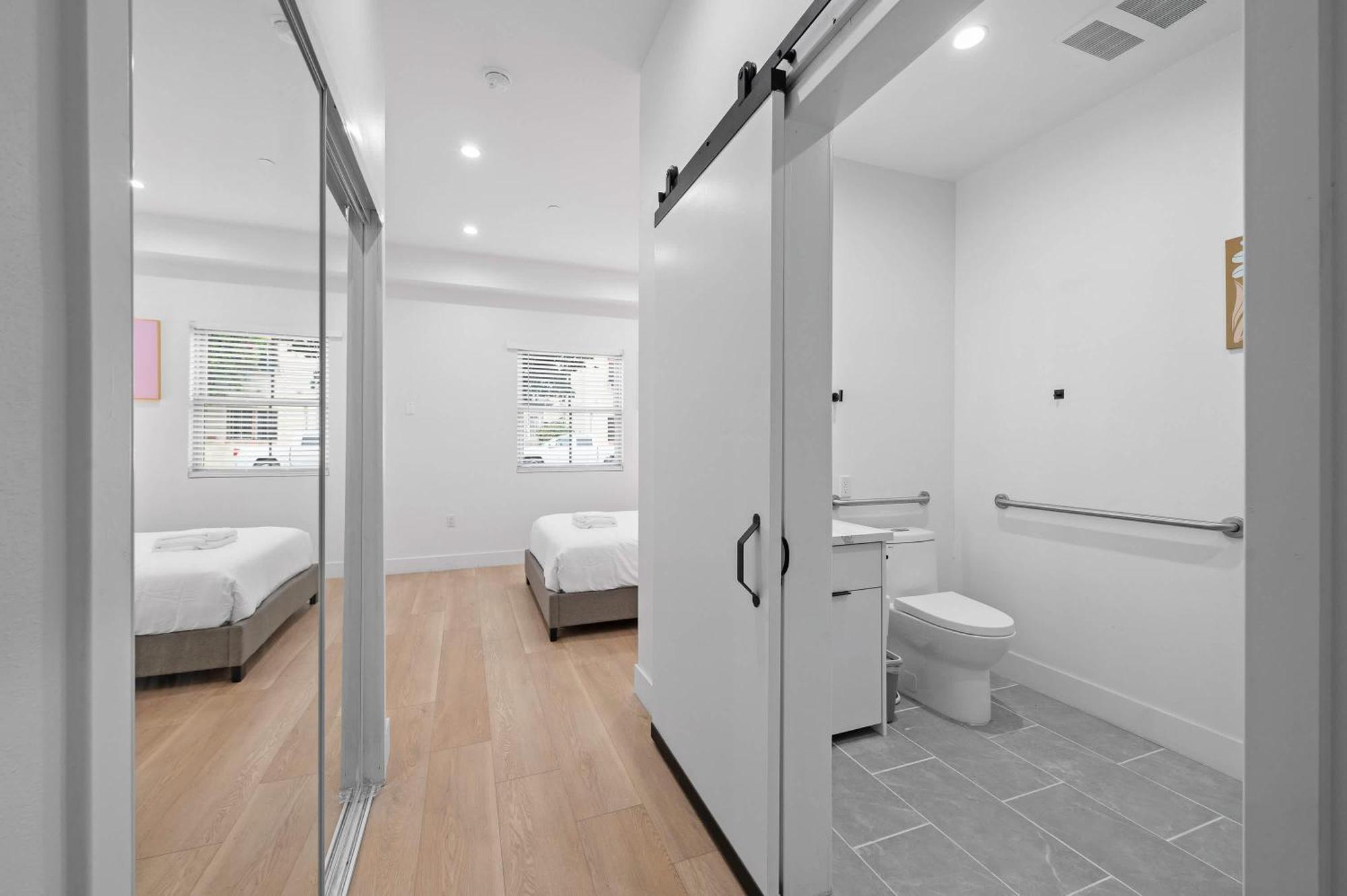Modern 5br With Full Amenities & Parking #2 *