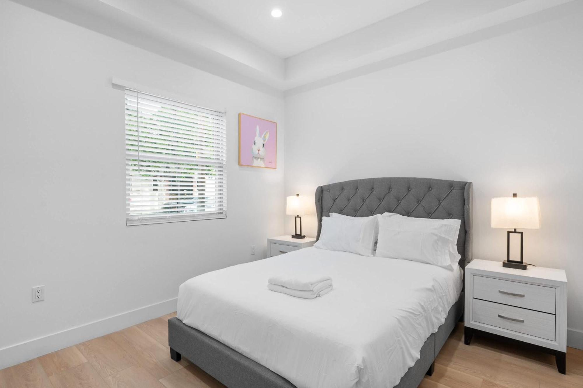 Modern 5br With Full Amenities & Parking #2 Apartment