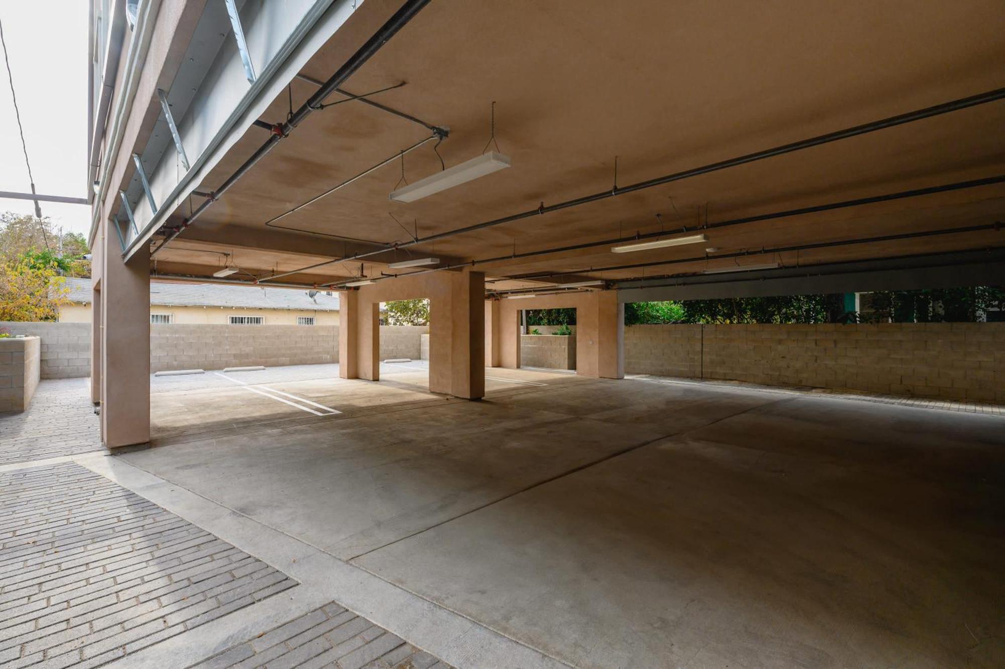 Modern 5br With Full Amenities & Parking #2