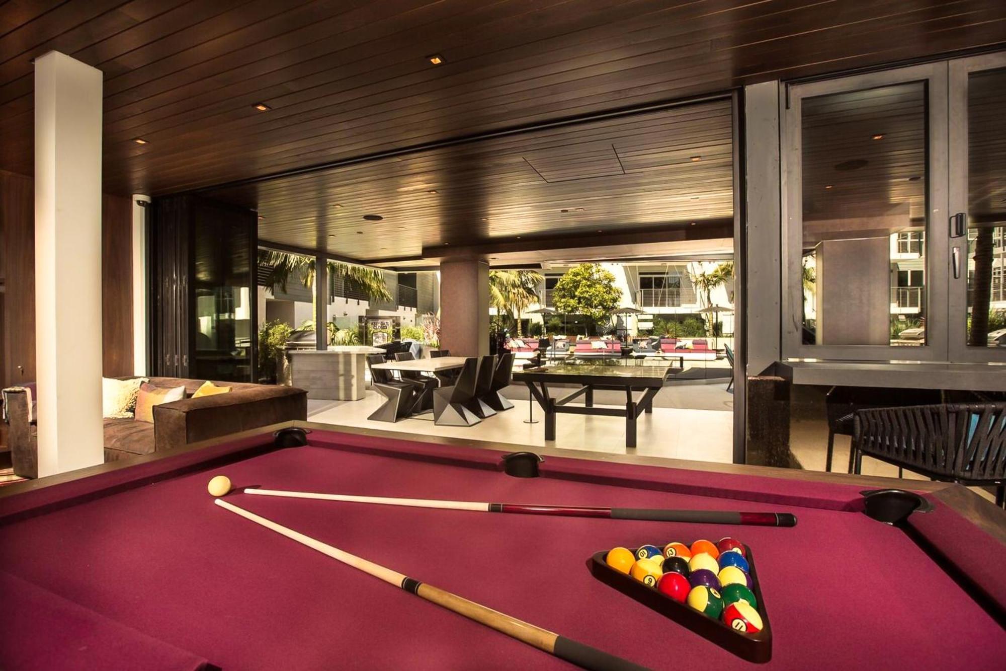 Aparthotel Beverly Grove Chic Oasis 2 Bedroom With Den 138