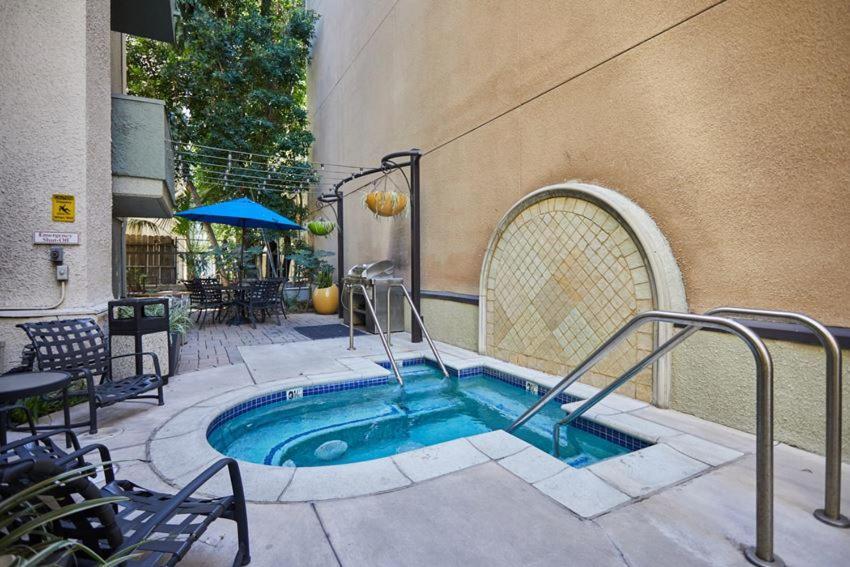 Beverly Hills Penthouse 2 Bedroom With Parking 407 *