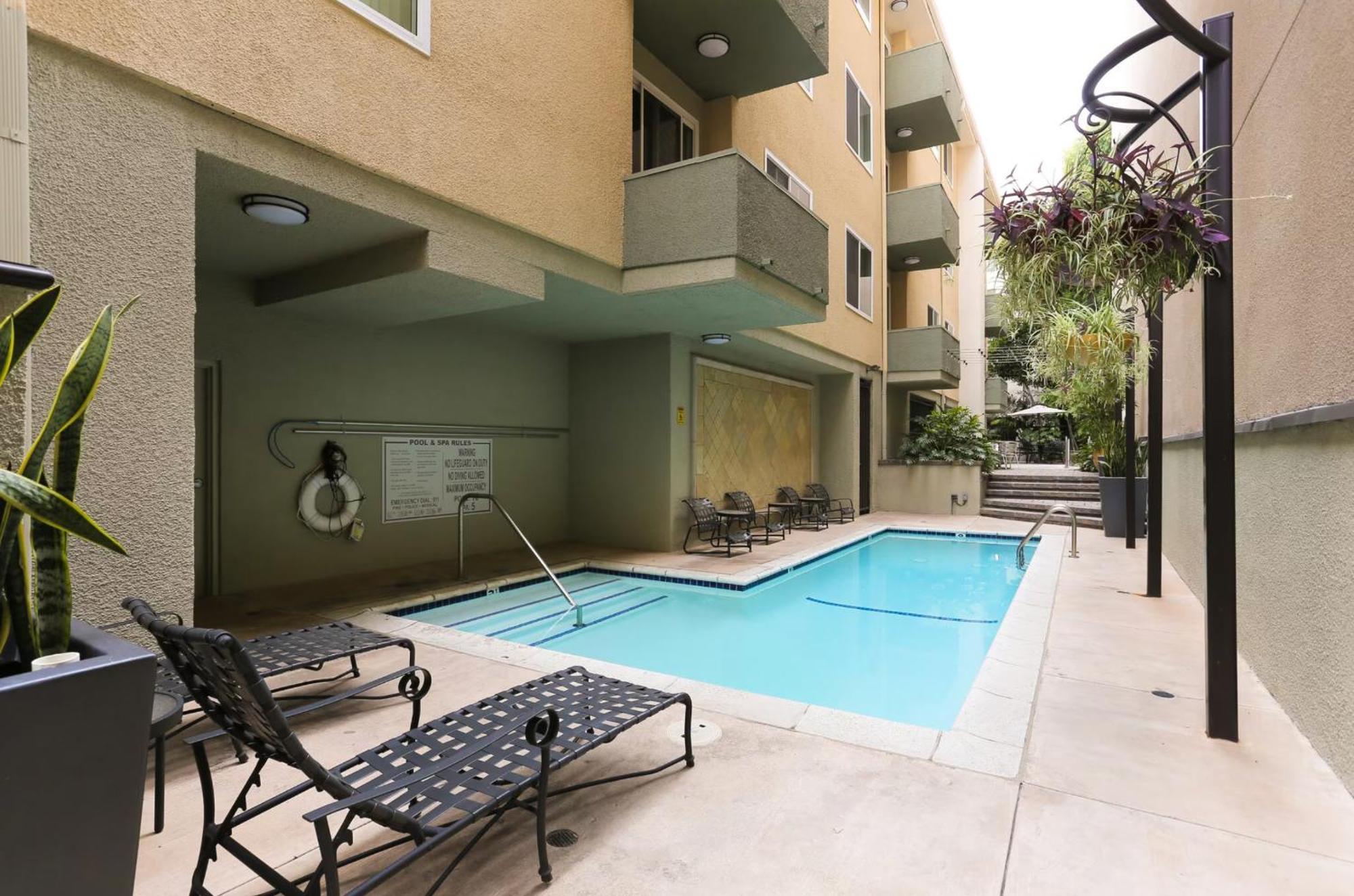 Beverly Hills Midle 1 Bedroom With Parking 202