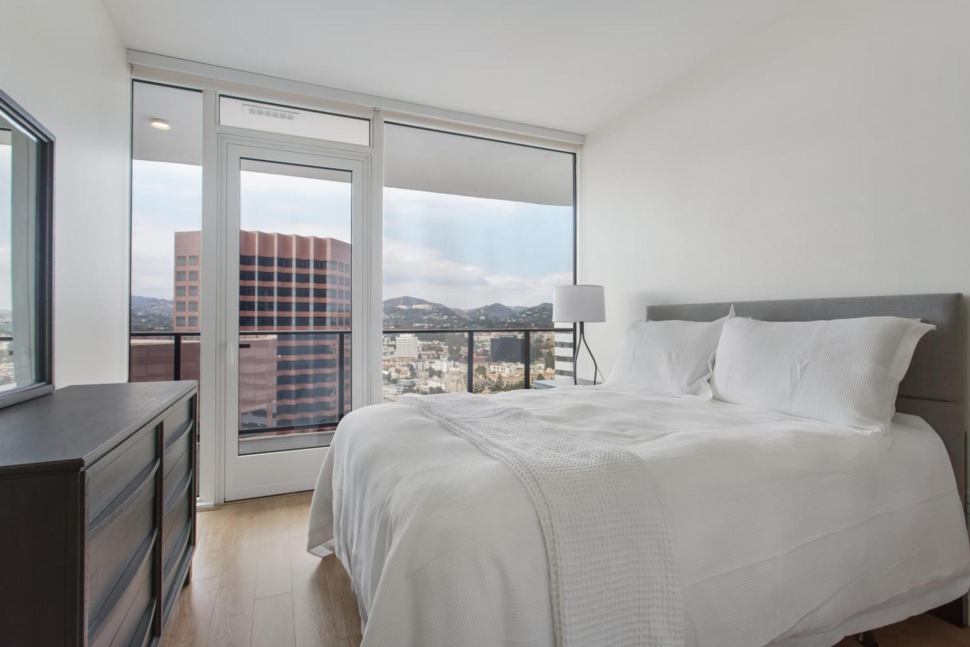 Capsule hotel Luxury Brentwood Penthouses With View