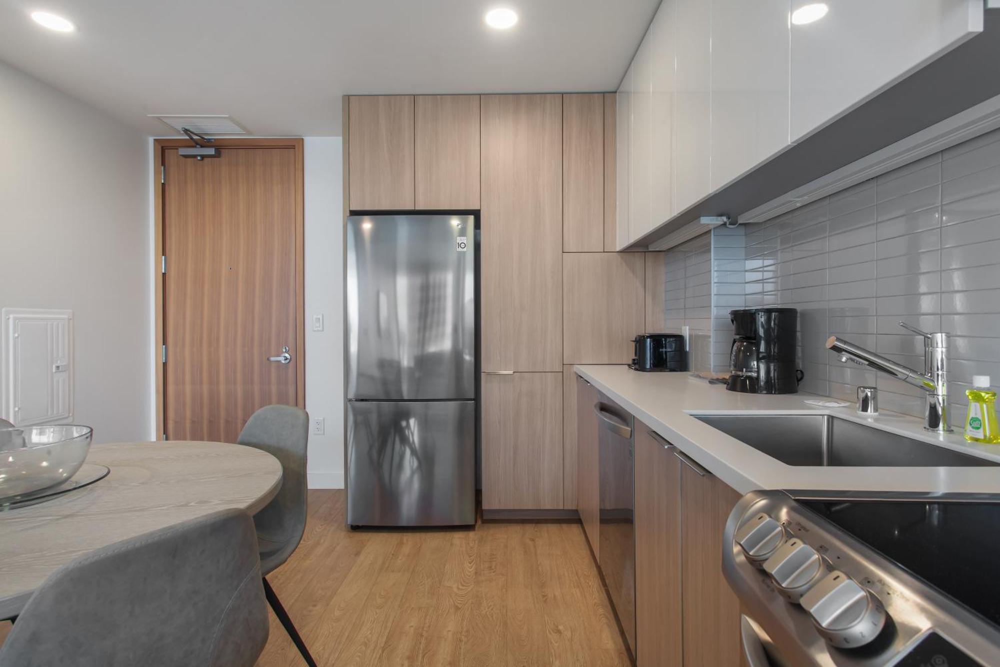 Capsule hotel Luxury Brentwood Penthouses With View *