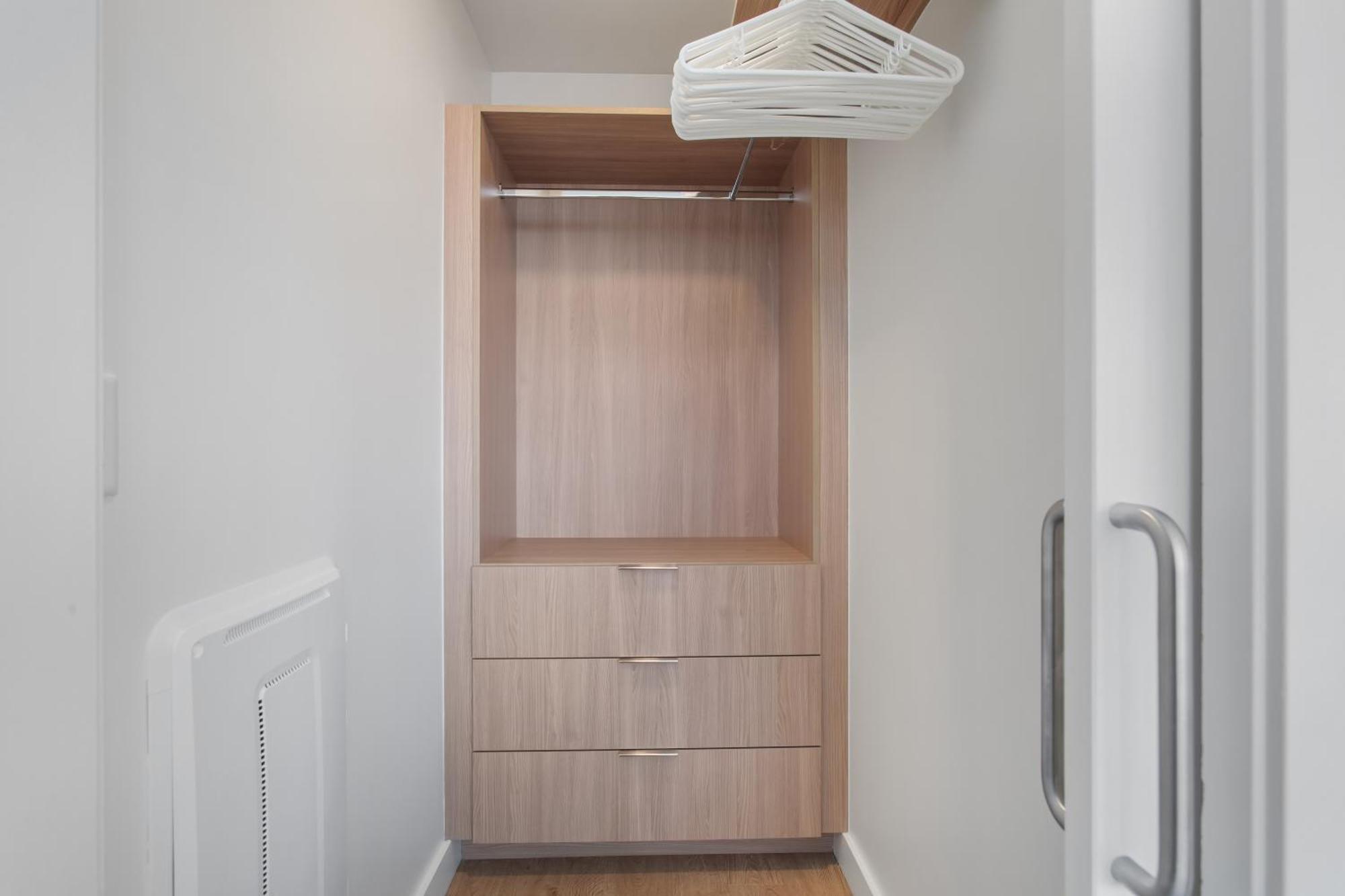 Capsule hotel Luxury Brentwood Penthouses With View
