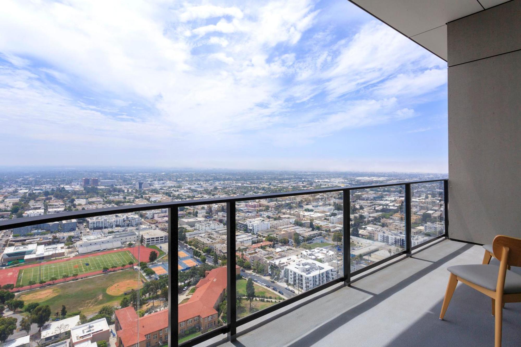 Luxury Brentwood Penthouses With View Capsule hotel