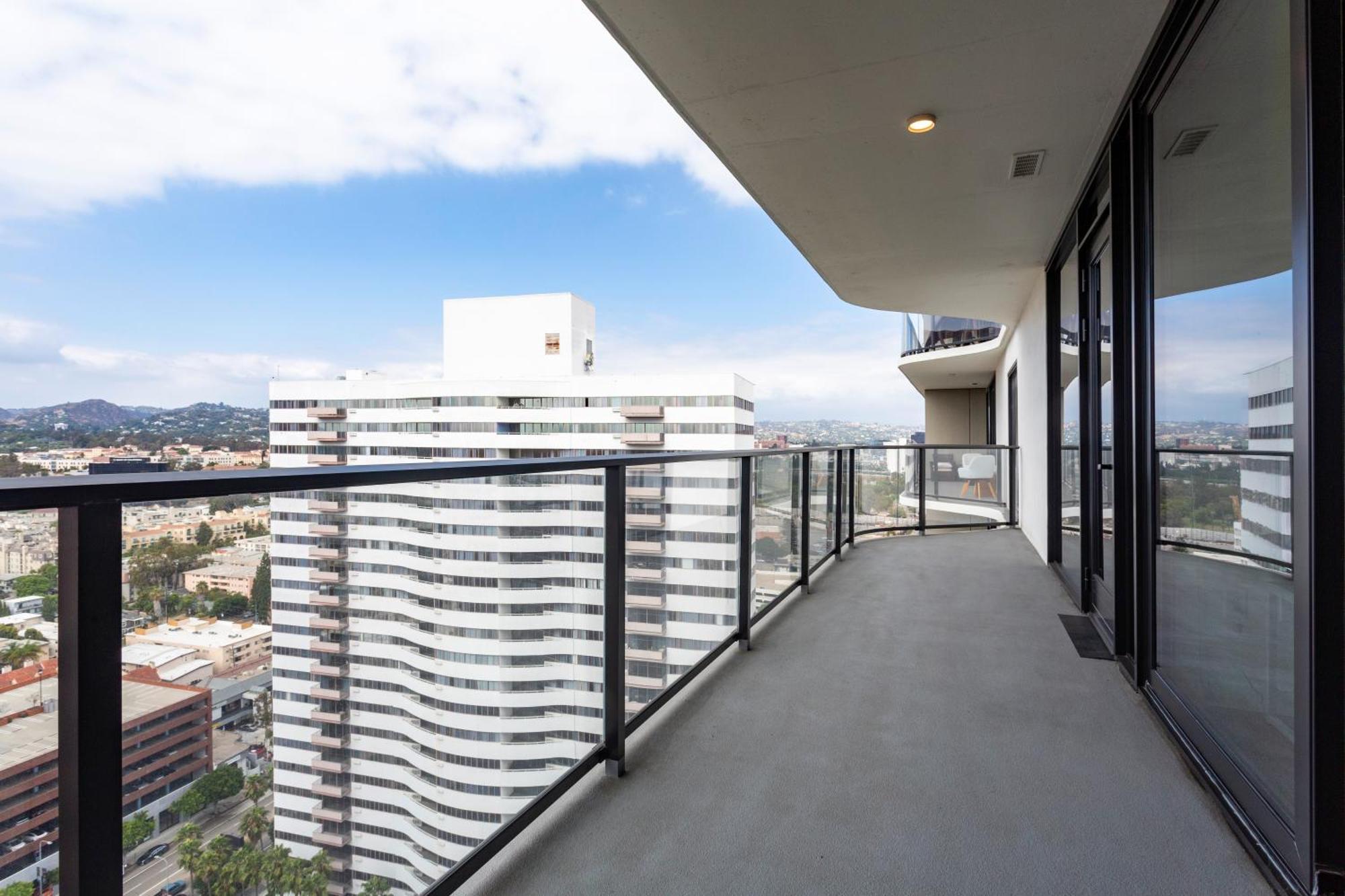 Luxury Brentwood Penthouses With View Capsule hotel *