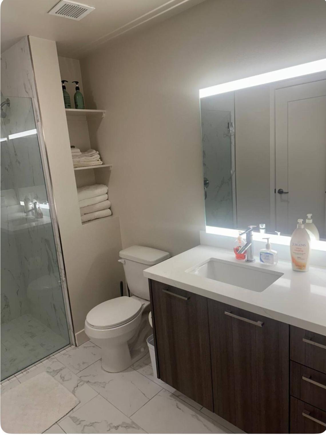 Walk Of Fame Upscale Hollywood 1bedroom Apartment- 2beds, Free Parking Apartment *