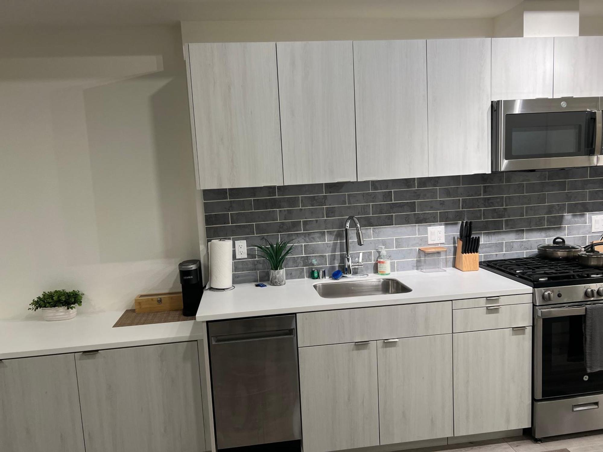 Heart Of Hollywood-walk Of Fame 1bd With View -free Parking, Balcony, Wifi, Rooftop, Gym, Upscale Amenities *