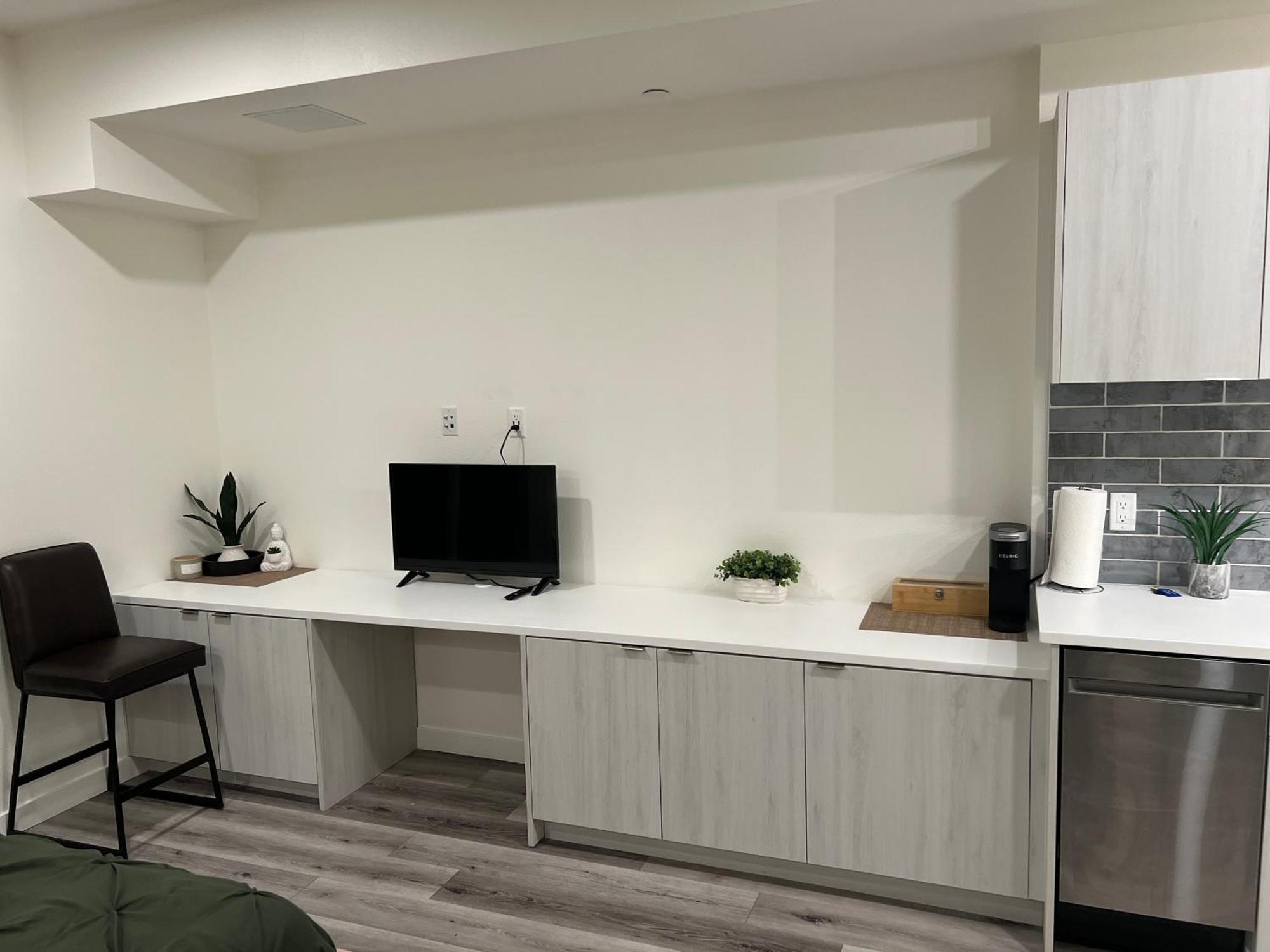 Heart Of Hollywood-walk Of Fame 1bd With View -free Parking, Balcony, Wifi, Rooftop, Gym, Upscale Amenities Los Angeles