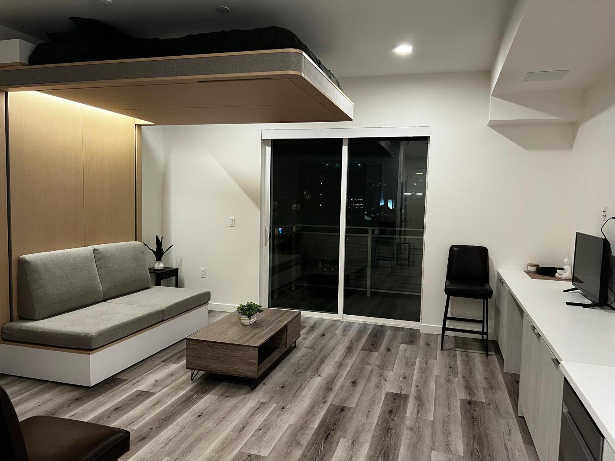 Apartment Heart Of Hollywood-walk Of Fame 1bd With View -free Parking, Balcony, Wifi, Rooftop, Gym, Upscale Amenities *