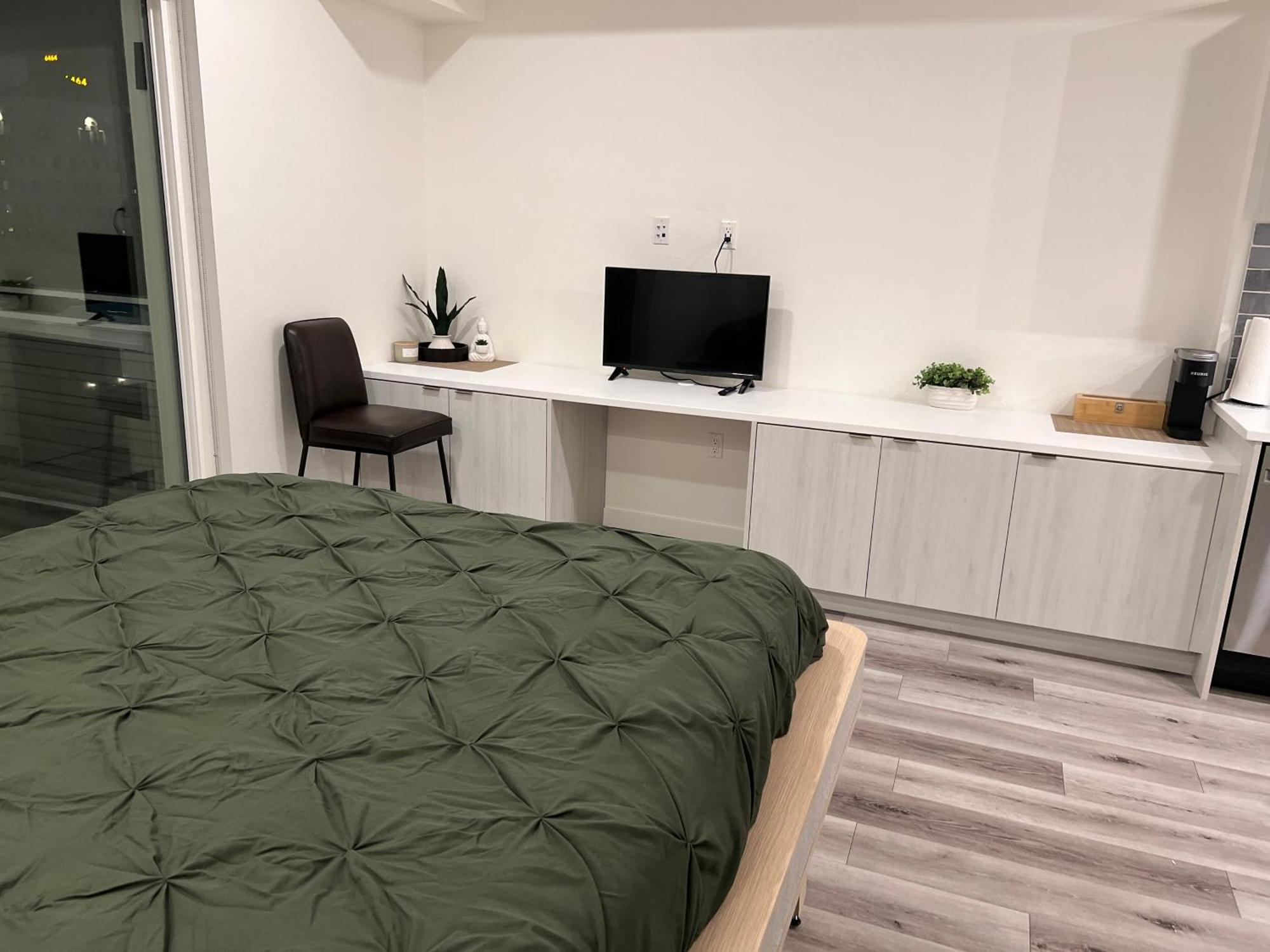 Heart Of Hollywood-walk Of Fame 1bd With View -free Parking, Balcony, Wifi, Rooftop, Gym, Upscale Amenities *
