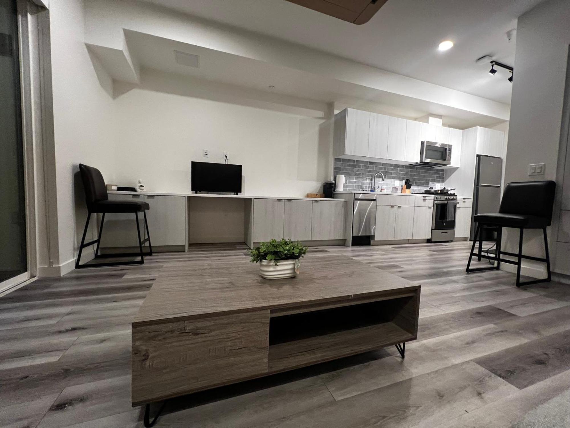 Heart Of Hollywood-walk Of Fame 1bd With View -free Parking, Balcony, Wifi, Rooftop, Gym, Upscale Amenities Los Angeles