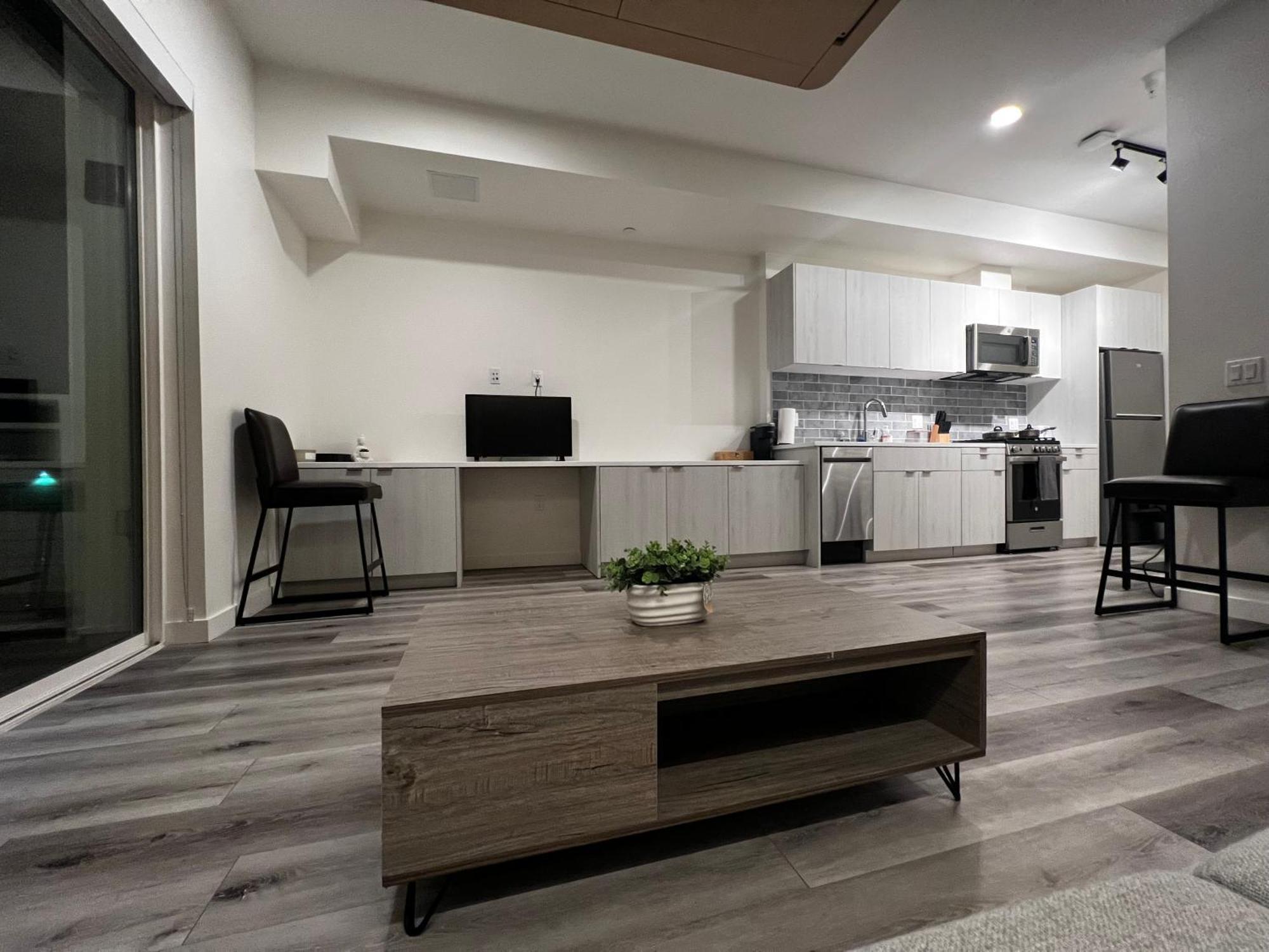 Heart Of Hollywood-walk Of Fame 1bd With View -free Parking, Balcony, Wifi, Rooftop, Gym, Upscale Amenities * Los Angeles