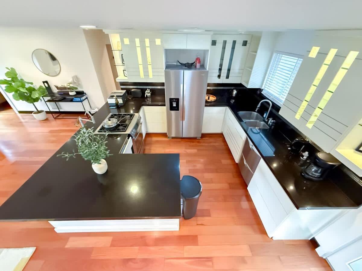 Modern 4br Gem Near Beverly Hills By Allevo Homes Holiday home Los Angeles