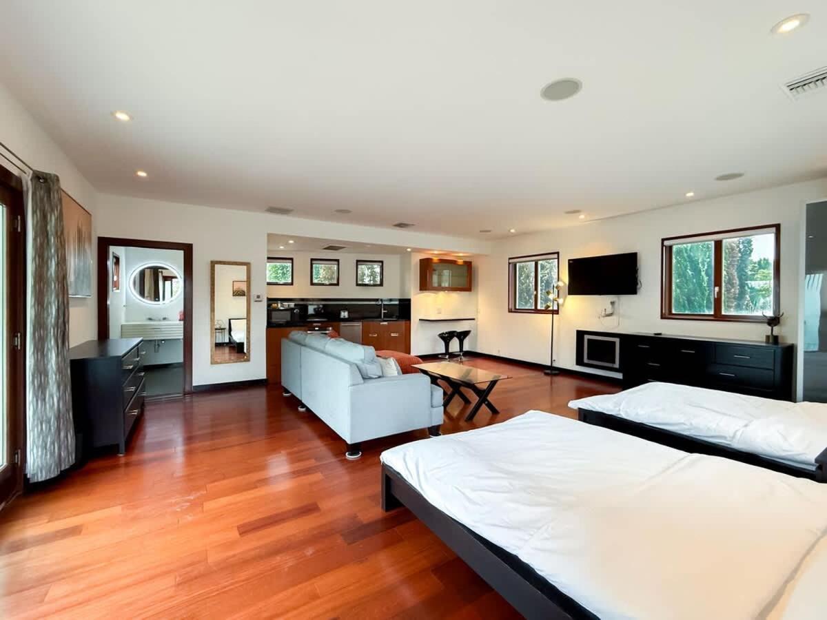 Modern 4br Gem Near Beverly Hills By Allevo Homes Holiday home Los Angeles