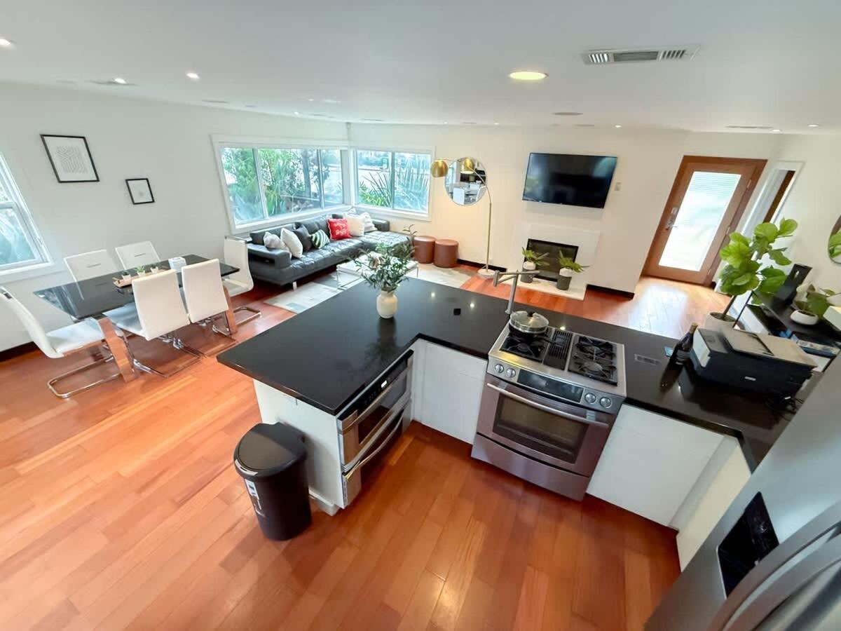 Modern 4br Gem Near Beverly Hills By Allevo Homes Holiday home Los Angeles