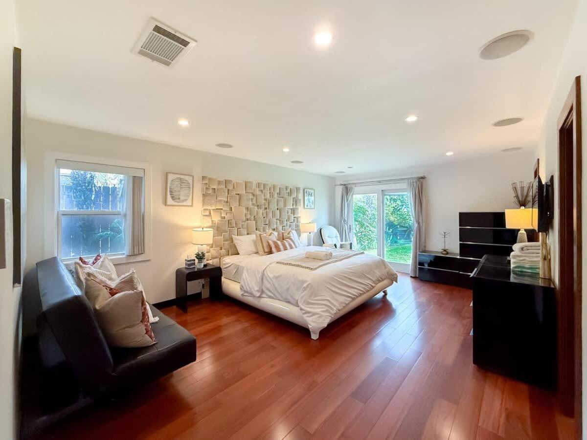 Modern 4br Gem Near Beverly Hills By Allevo Homes Holiday home