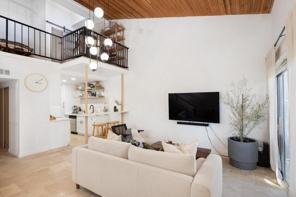 Mediterranean La Loft W Pool, Fitness & Tennis Courts Apartment