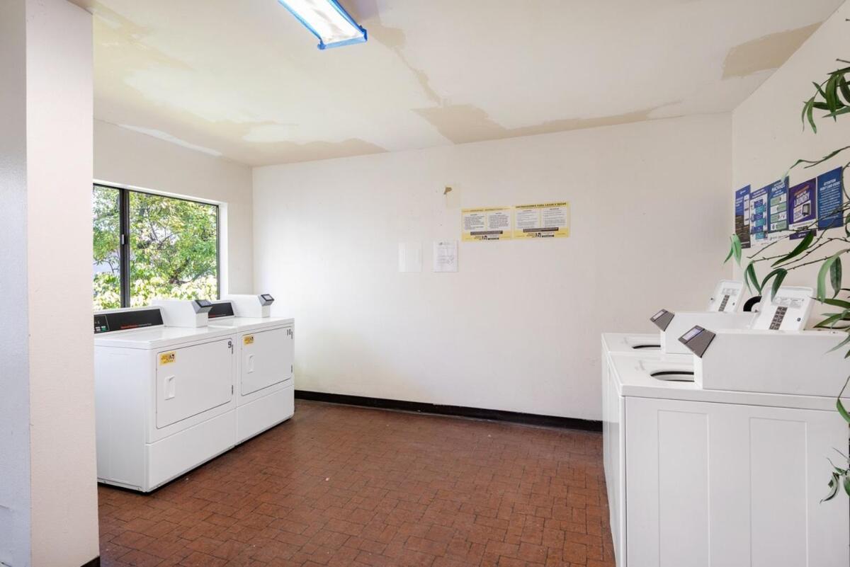Mediterranean La Loft W Pool, Fitness & Tennis Courts Apartment *