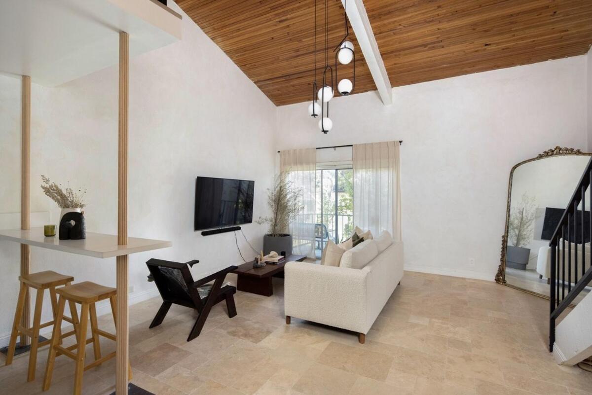Mediterranean La Loft W Pool, Fitness & Tennis Courts Apartment