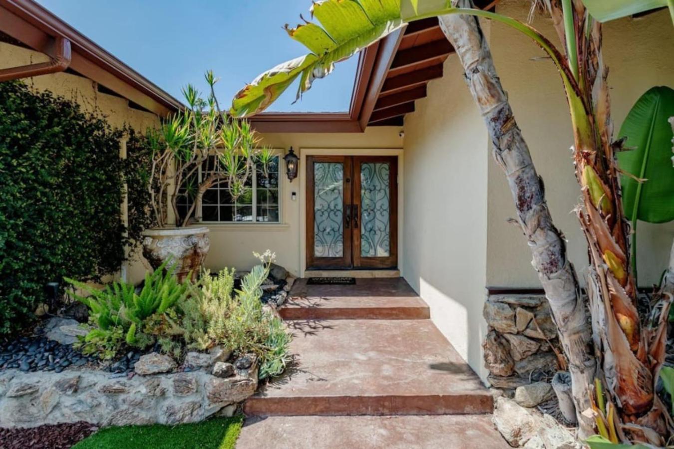 468a Massive 5 Bedroom With Beautiful Pool Holiday home Los Angeles