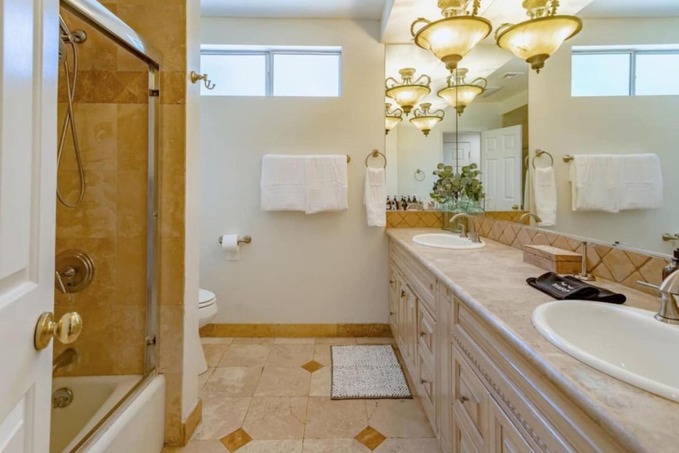 468a Massive 5 Bedroom With Beautiful Pool * Los Angeles