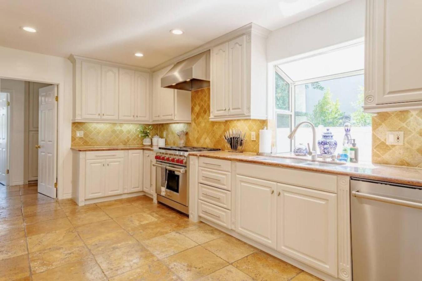 468a Massive 5 Bedroom With Beautiful Pool *