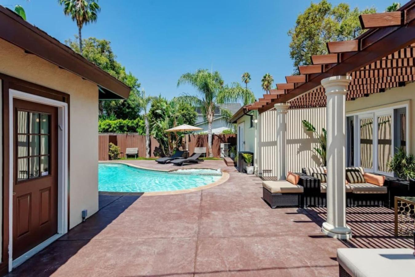 468a Massive 5 Bedroom With Beautiful Pool Holiday home Los Angeles