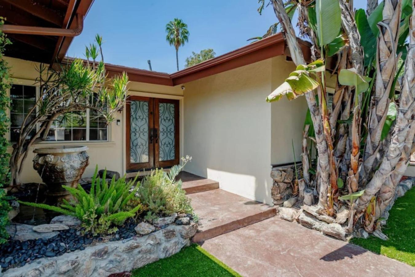 468a Massive 5 Bedroom With Beautiful Pool *