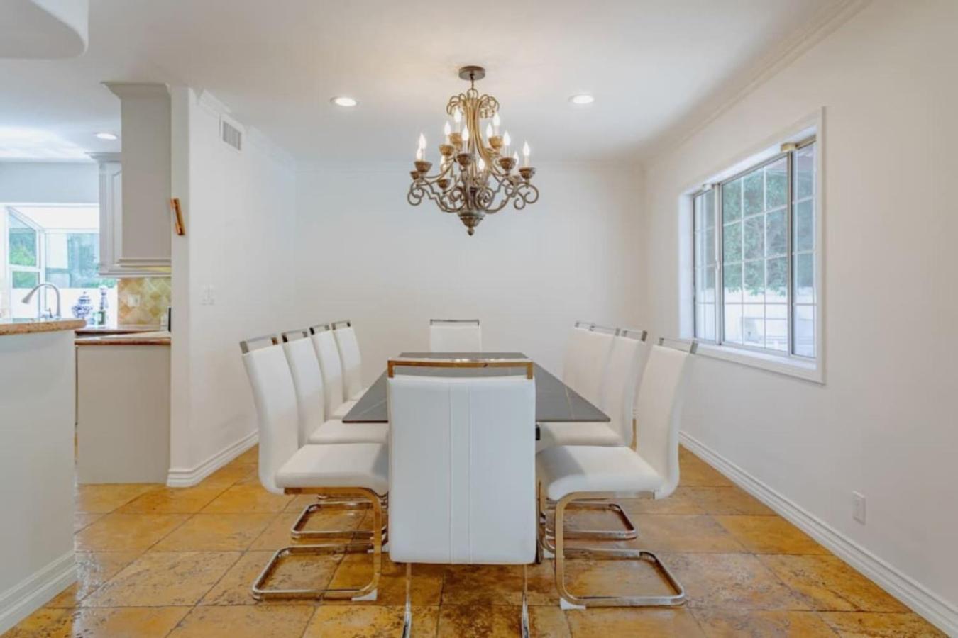 468a Massive 5 Bedroom With Beautiful Pool * Los Angeles