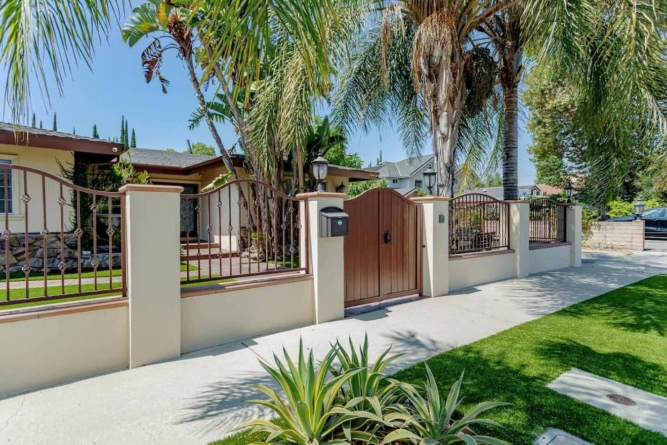 468a Massive 5 Bedroom With Beautiful Pool Holiday home Los Angeles