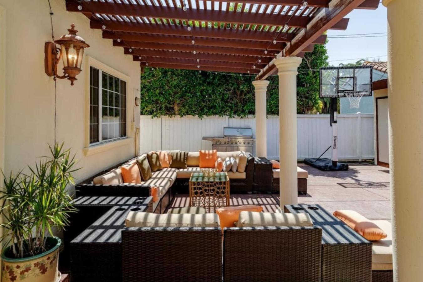 468a Massive 5 Bedroom With Beautiful Pool Holiday home Los Angeles