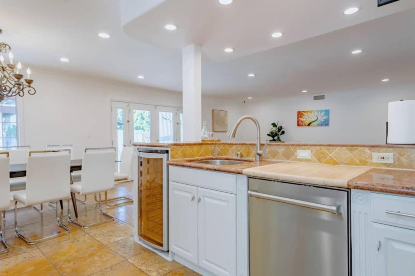 468a Massive 5 Bedroom With Beautiful Pool Holiday home Los Angeles