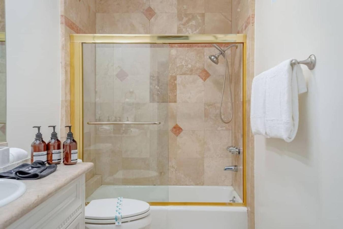 468a Massive 5 Bedroom With Beautiful Pool