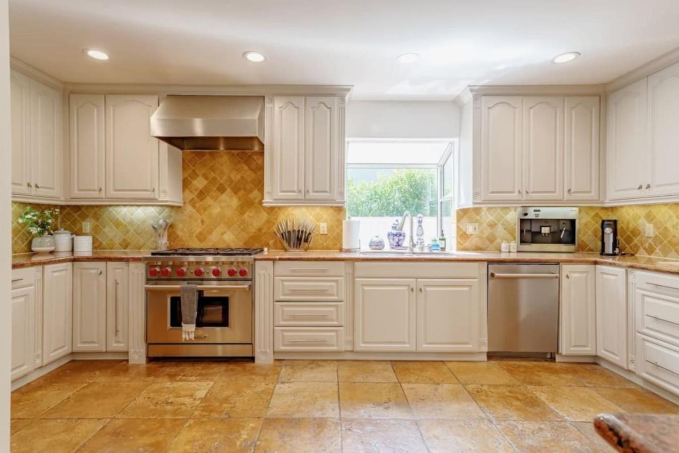 468a Massive 5 Bedroom With Beautiful Pool * Los Angeles