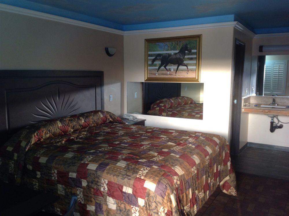 Bronco Motel *