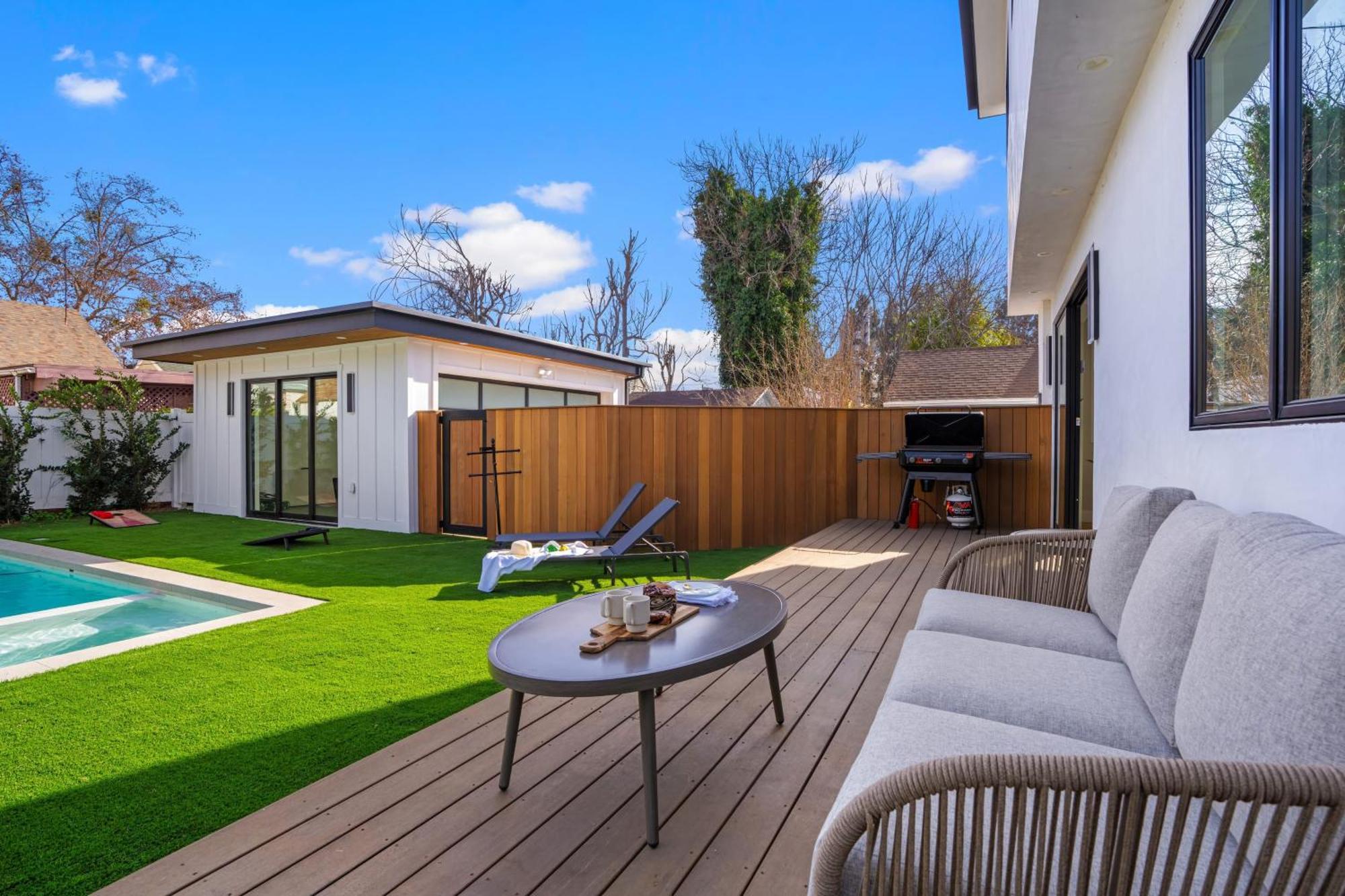 Holiday home Ogden Oasis By Avantstay Pool Hot Tub Large Yard Steps To Melrose Avenue Los Angeles