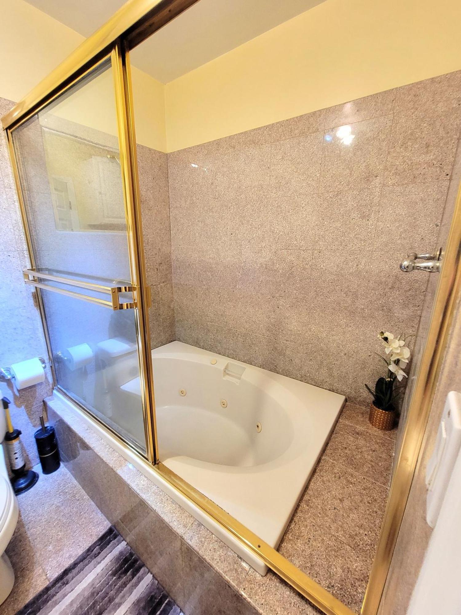 3 Bedroom Guest First Floor Unit With Patio Area Right Next To The Mrc 10 Minutes From Rodeo Drive Washer Dryer Wifi And *