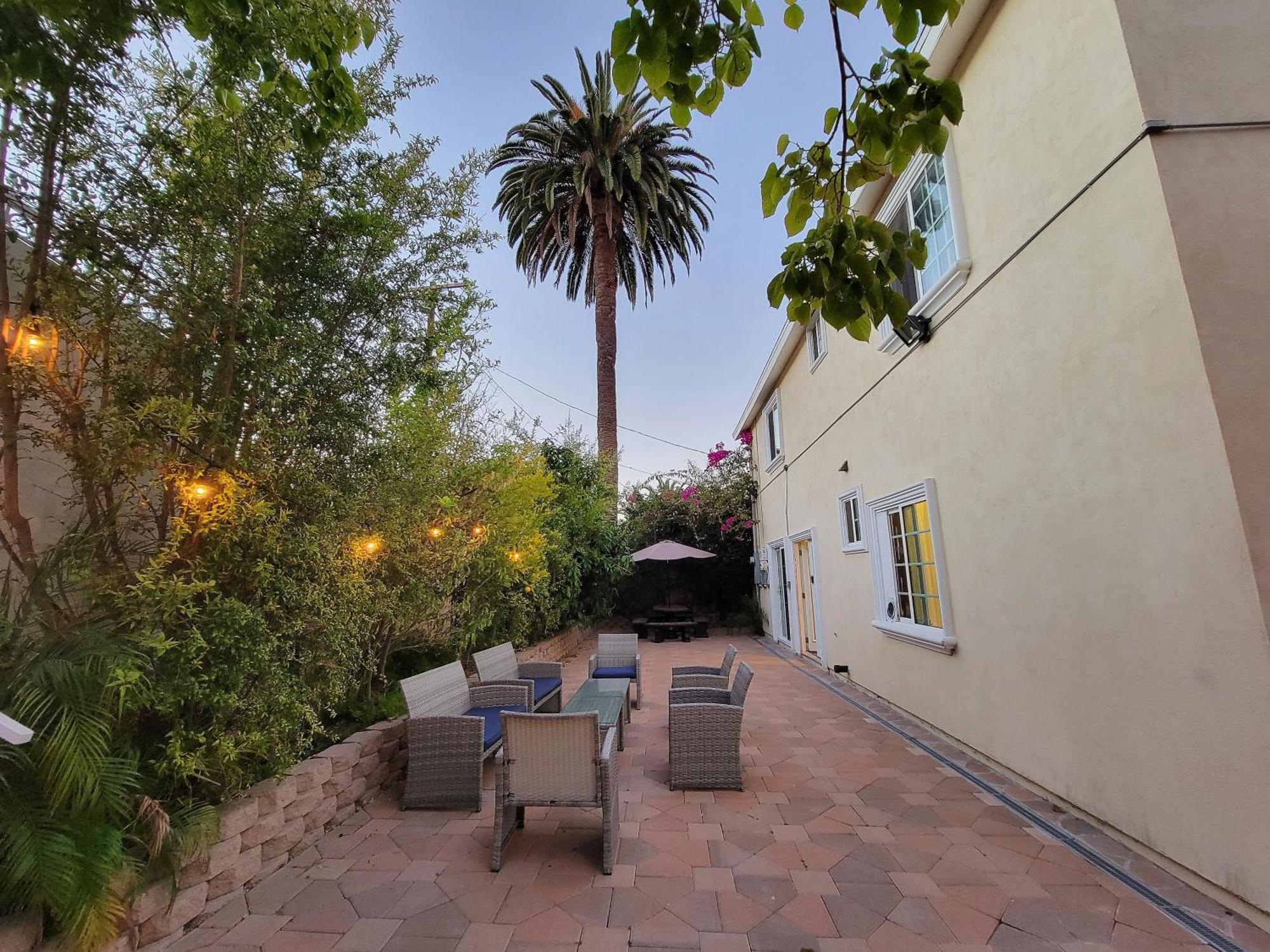 3 Bedroom Guest First Floor Unit With Patio Area Right Next To The Mrc 10 Minutes From Rodeo Drive Washer Dryer Wifi And Los Angeles