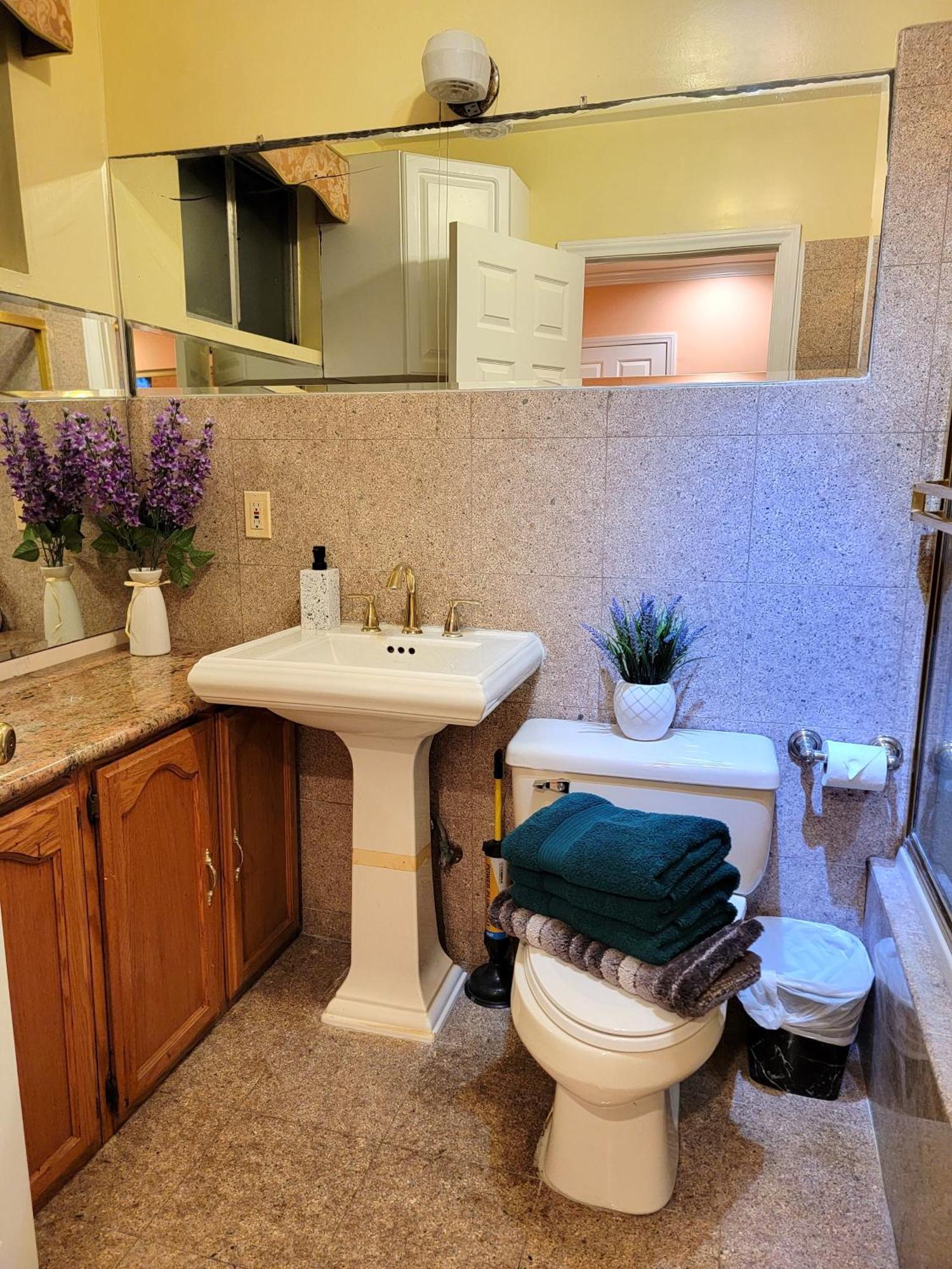 3 Bedroom Guest First Floor Unit With Patio Area Right Next To The Mrc 10 Minutes From Rodeo Drive Washer Dryer Wifi And Apartamento Los Angeles