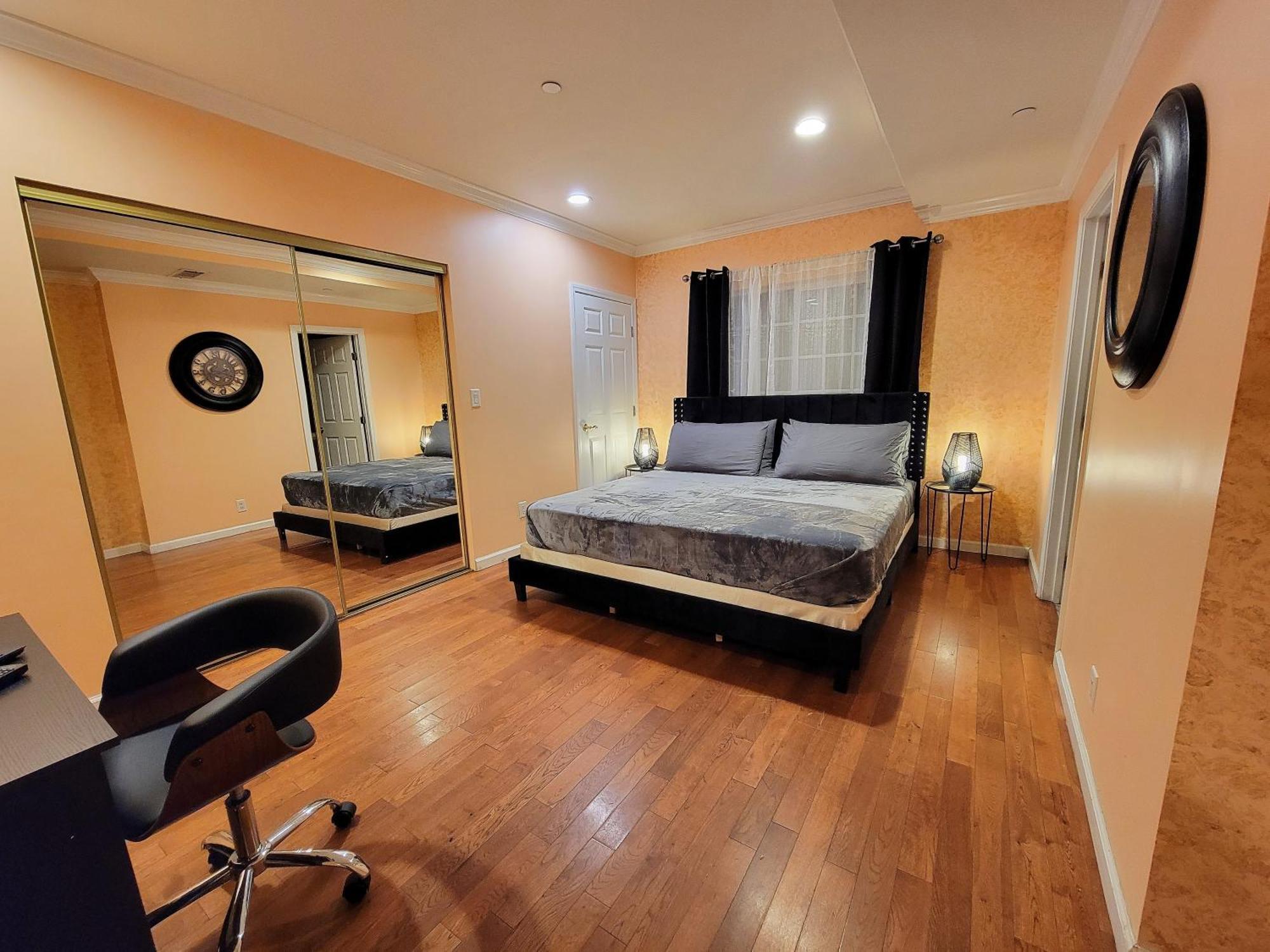 Apartment 3 Bedroom Guest First Floor Unit With Patio Area Right Next To The Mrc 10 Minutes From Rodeo Drive Washer Dryer Wifi And Los Angeles