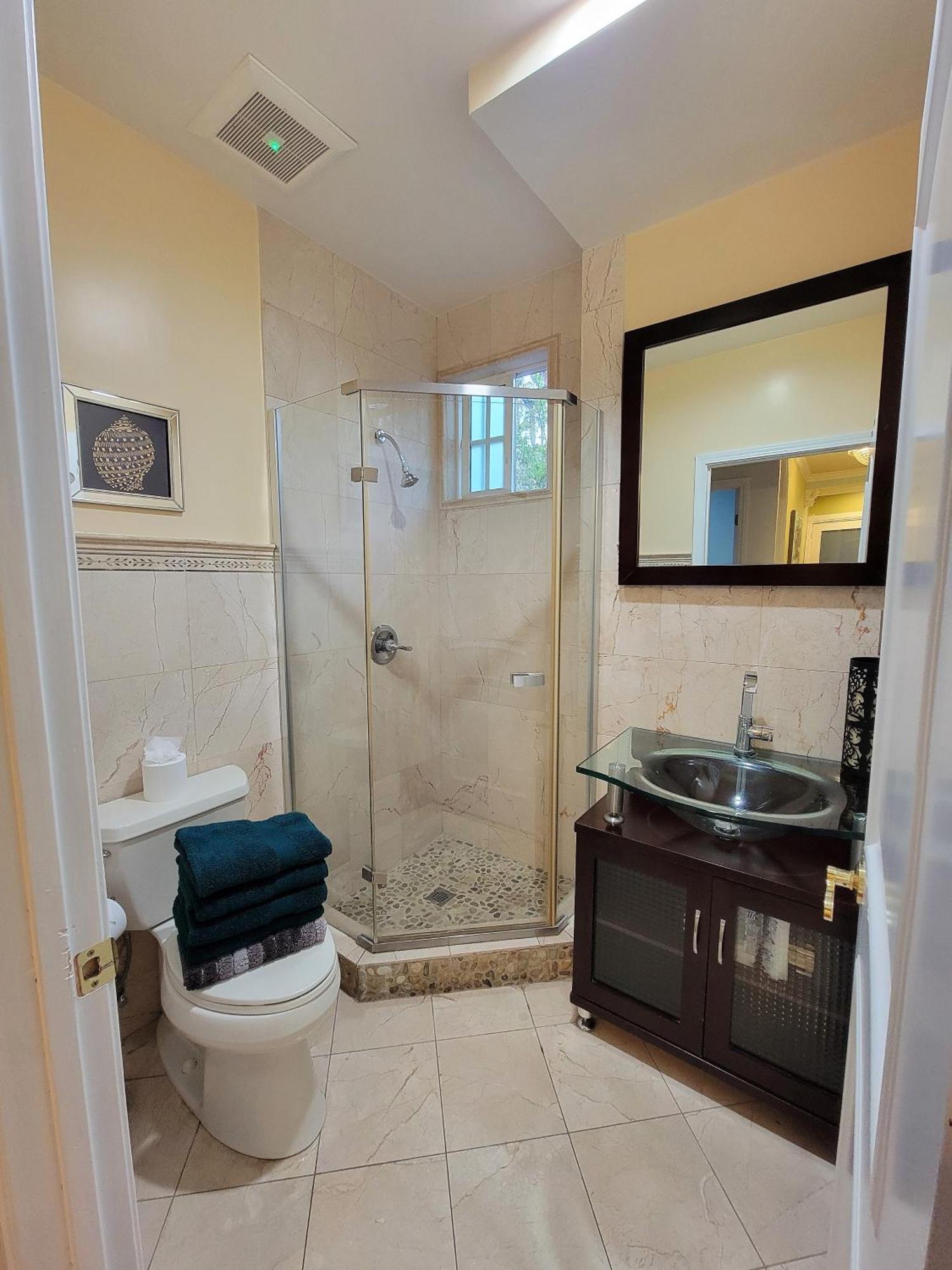 3 Bedroom Guest First Floor Unit With Patio Area Right Next To The Mrc 10 Minutes From Rodeo Drive Washer Dryer Wifi And Apartment Los Angeles