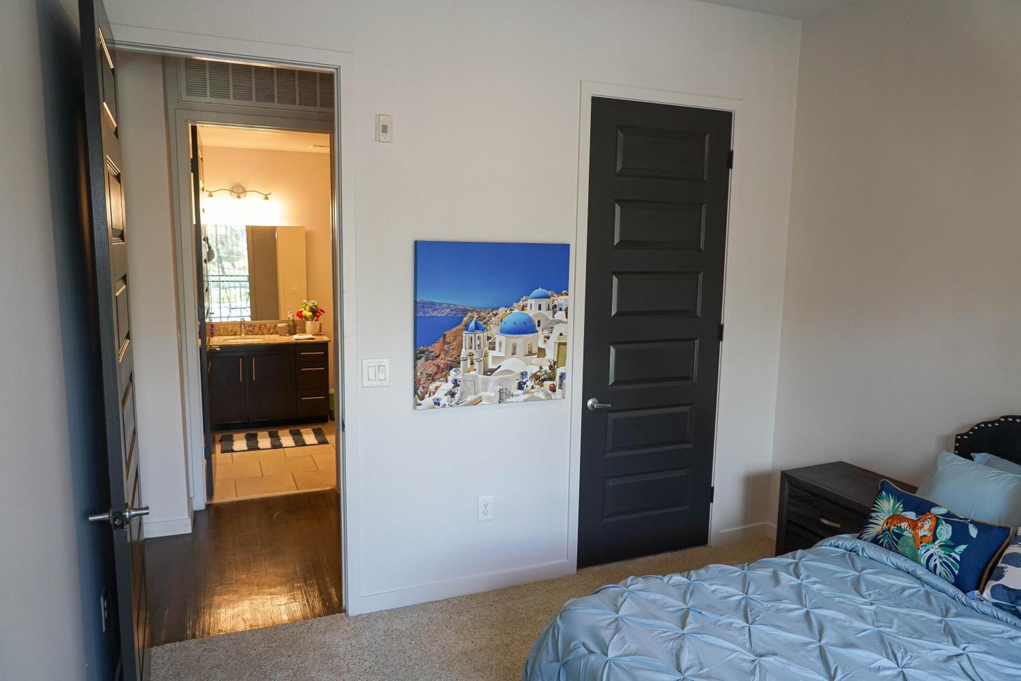 Lux 2 Bedroom In Woodland Hills *