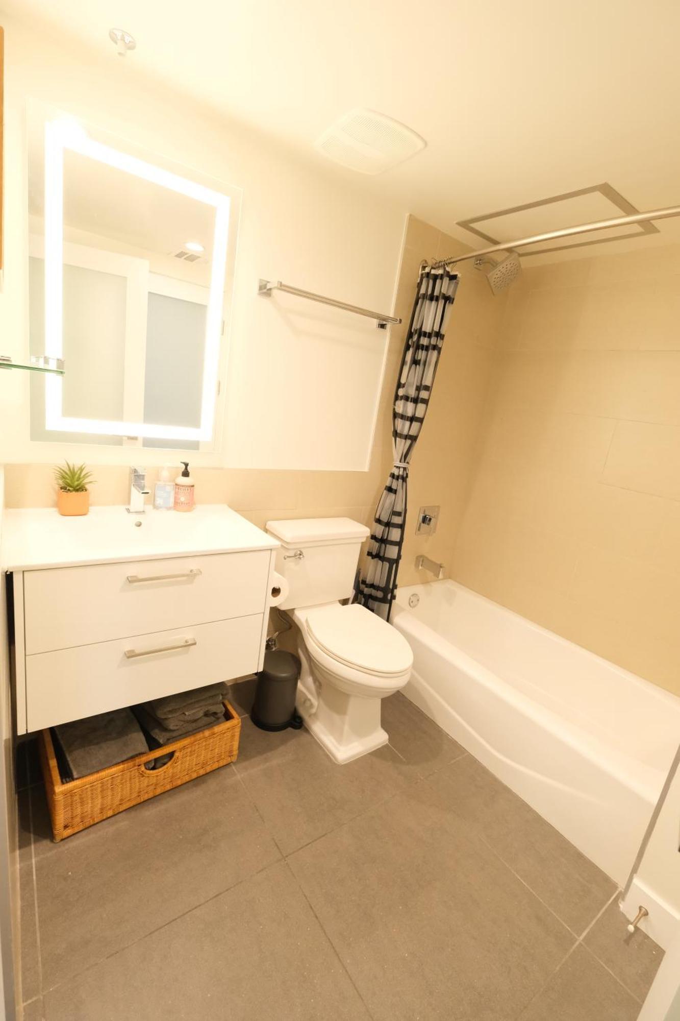 Cozy 2 Bedroom Retreat In Vibrant Dtla Awaits!