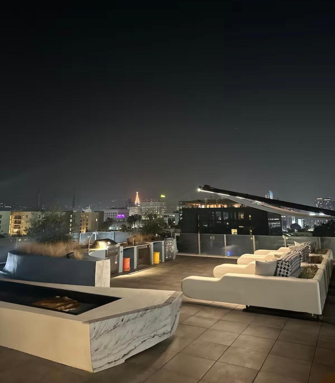 Heart Of Hollywood-walk Of Fame 1bd With View -free Parking, Balcony, Wifi, Rooftop, Gym, Upscale Amenities Apartment