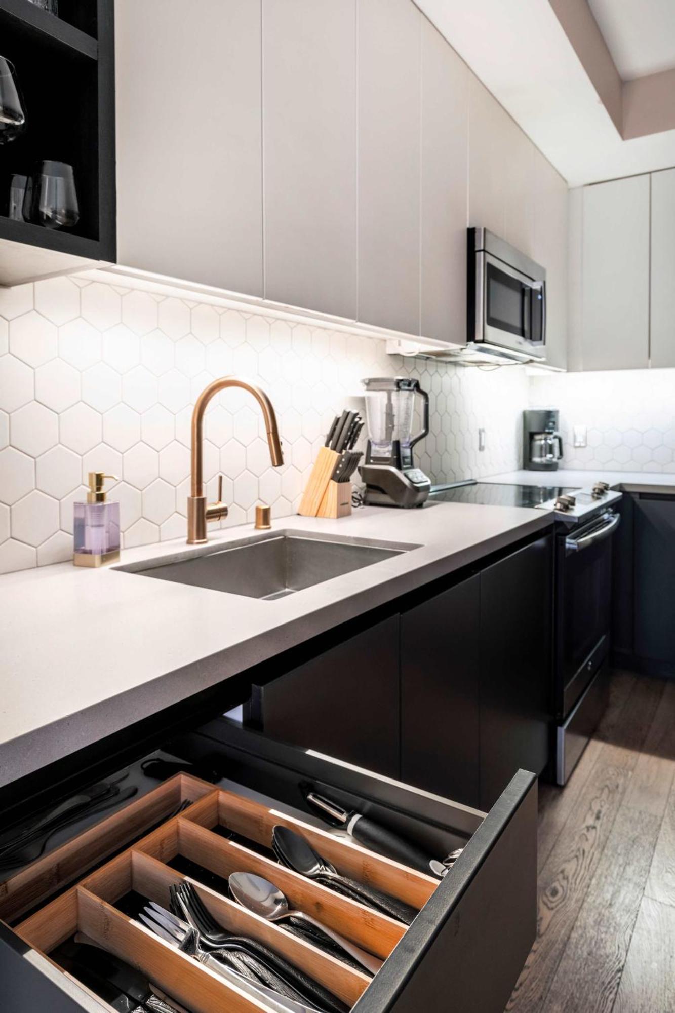2br Hollywood Walk Luxury