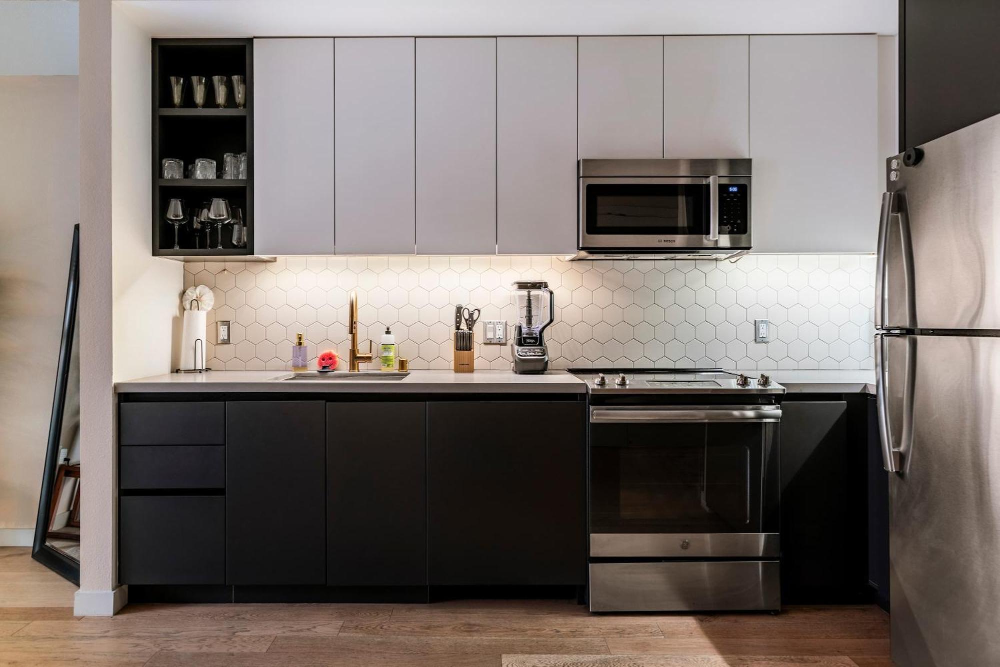 2br Hollywood Walk Luxury Apartment