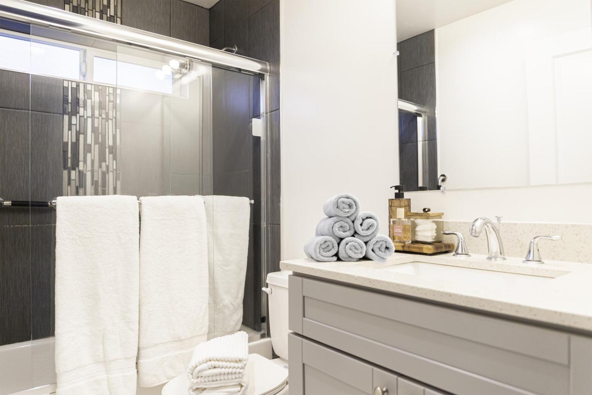 Luxurious 5-bedroom House 2 Free Parkings Apartment Los Angeles