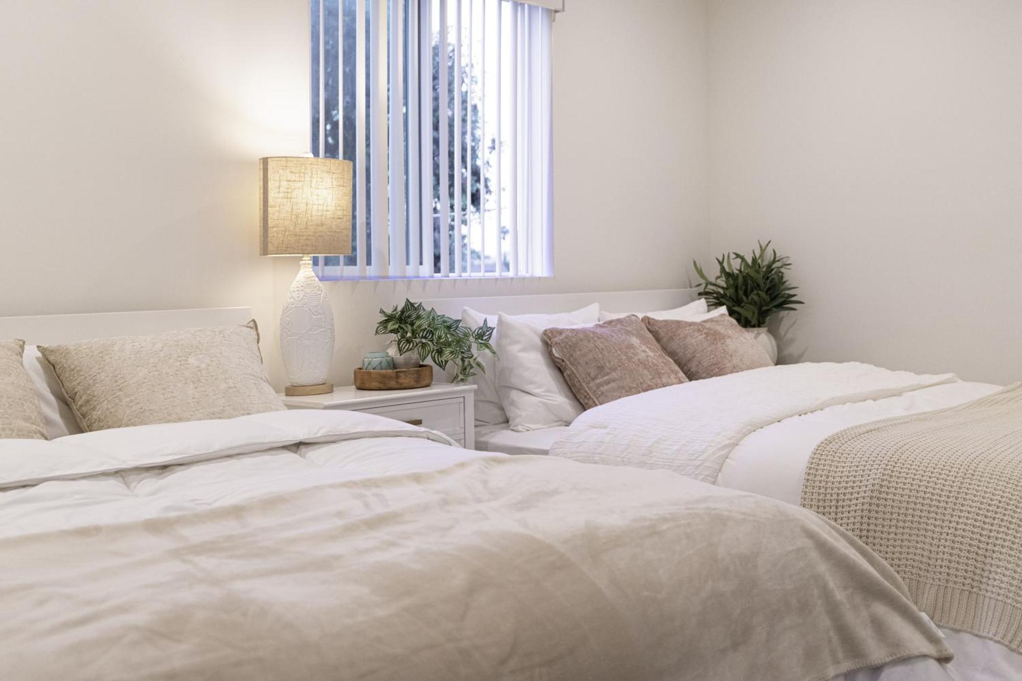 Luxurious 5-bedroom House 2 Free Parkings Apartment *